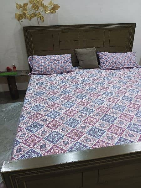 wood bed set with 2 site tables 2
