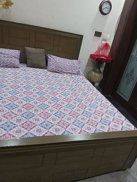 wood bed set with 2 site tables 3