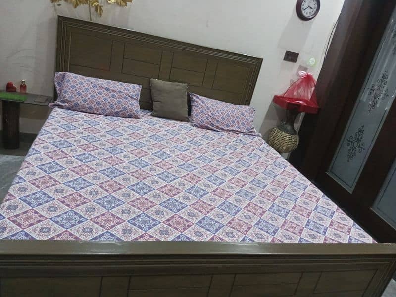 wood bed set with 2 site tables 4