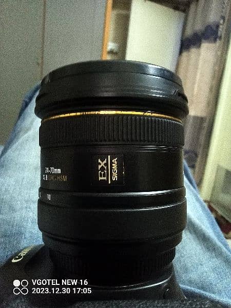 dslr full frame one hand used with octa and lens 8