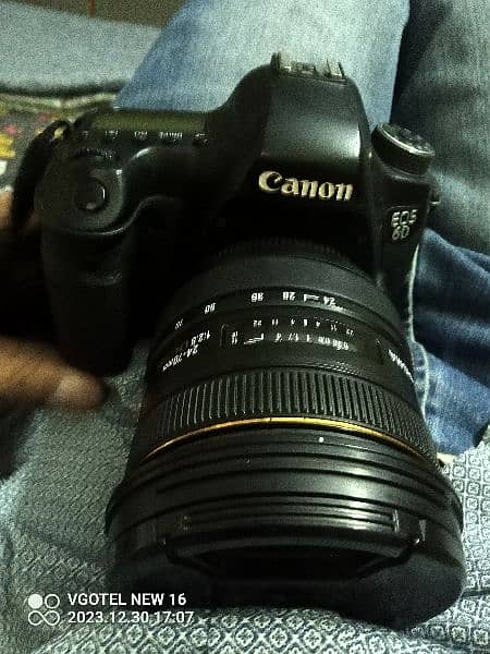 dslr full frame one hand used with octa and lens 11