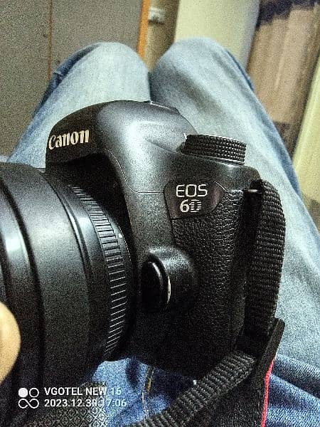 dslr full frame one hand used with octa and lens 13