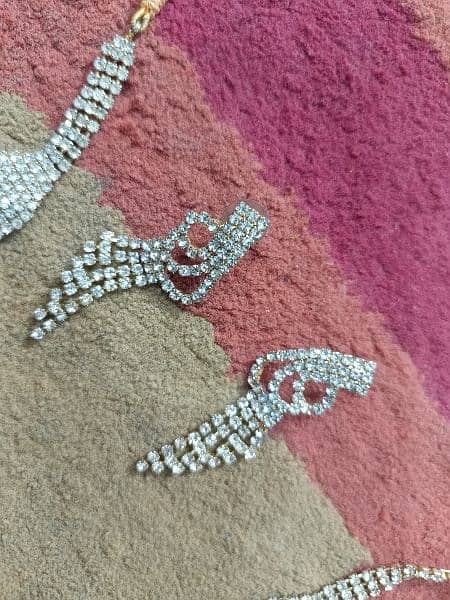silver necklace with earrings 1