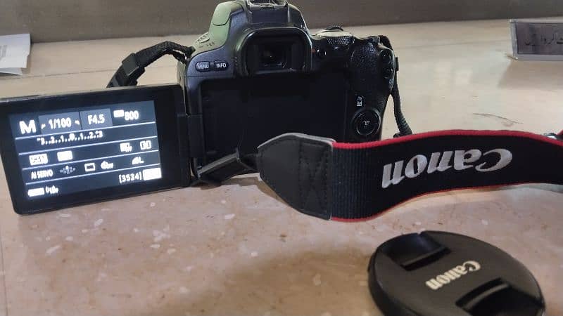 DSLR camera Canon 200d  with kit lens 1