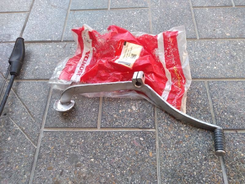 honda 125 different parts New side cover 9