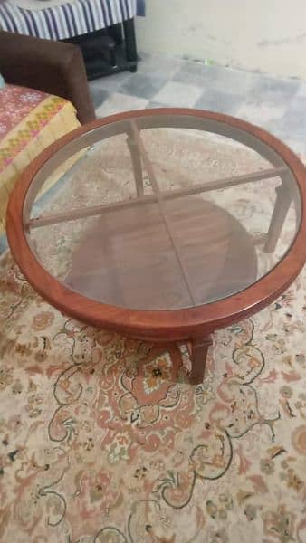 Round table made with solid wood 3