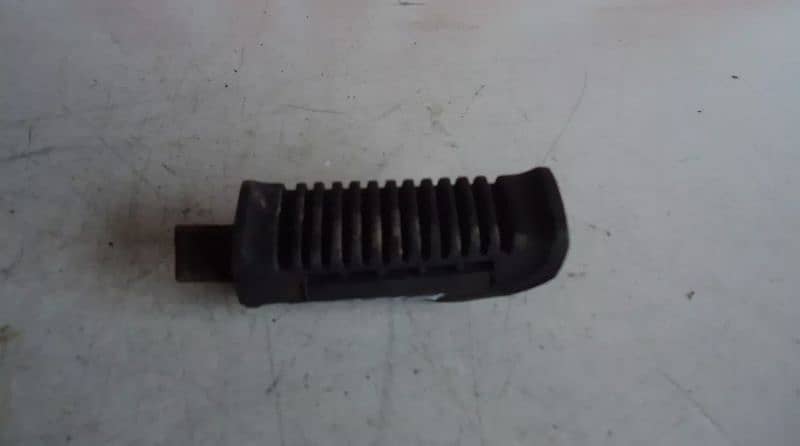 Suzuki Gs 500 RH side Footrest 0