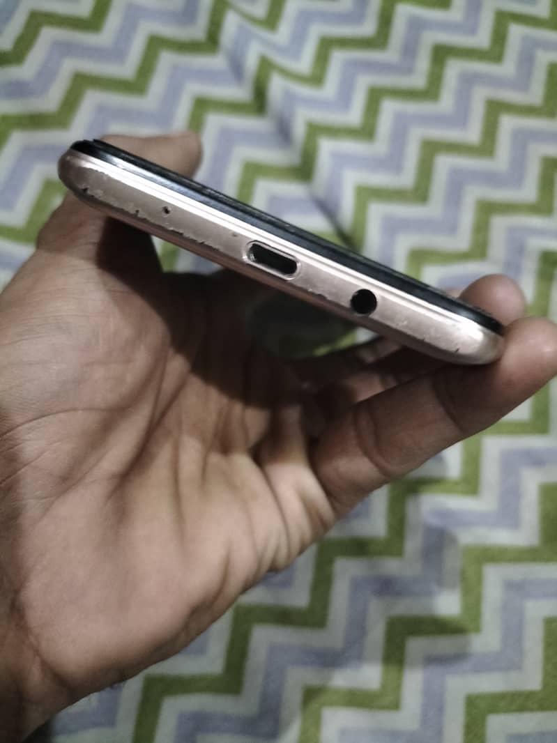 Infinix hot 11 play one hand used 4