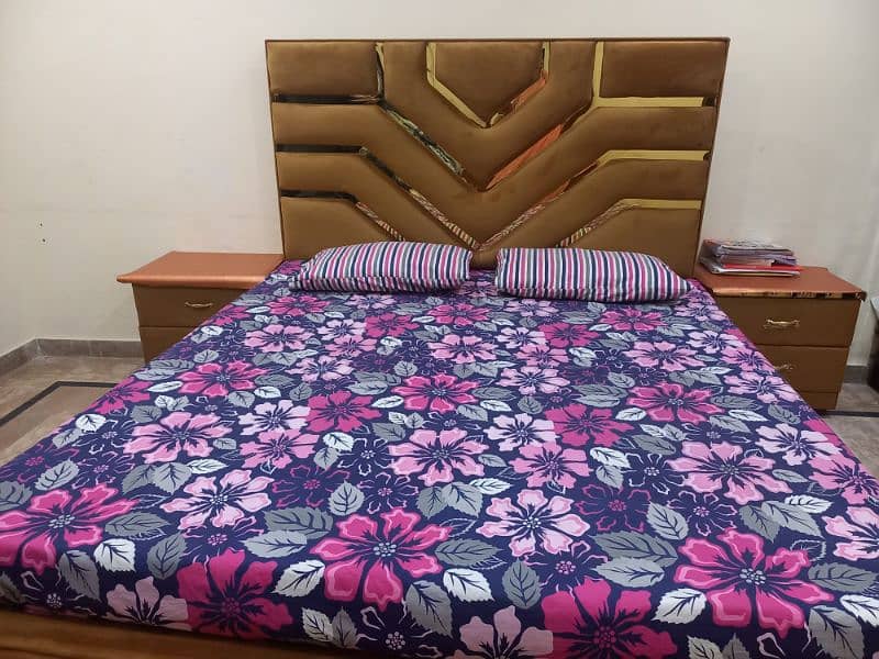 Bed set with side tables, dressing, and mattress 4