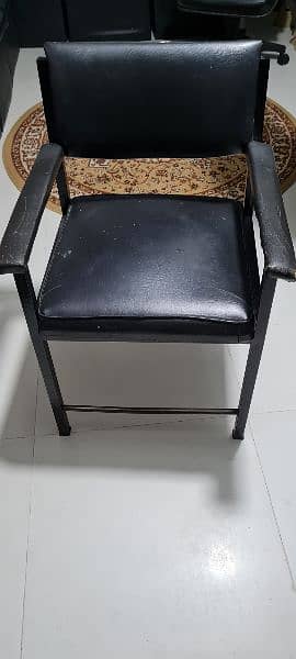 Metal Lounge Chair in good condition 0