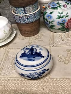 Delft blue round trinket pot