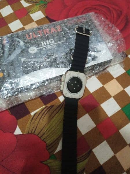 new watch ha 1 din use ki ha orange strap ha black Mera ha 3