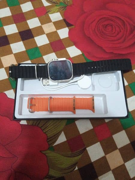 new watch ha 1 din use ki ha orange strap ha black Mera ha 4
