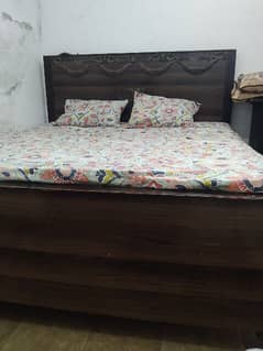 bed wth side table