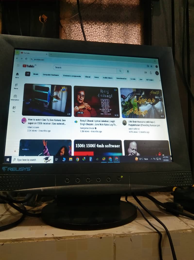 Relisys LCD Monitor 15 inches with speakers ,good condition 2
