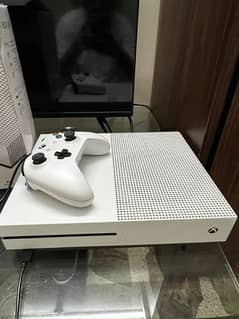Xbox One S 1 tb with box
