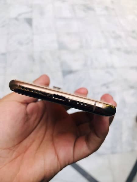 iPhone XS golden color 3