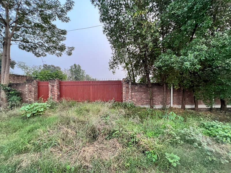 8 Kanal Corner Farmhouse For Sale With Boundry Wall An Gate In Spring Medows Bedian Road 6
