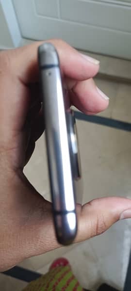 OnePlus 7T (Cracked Glass) 4