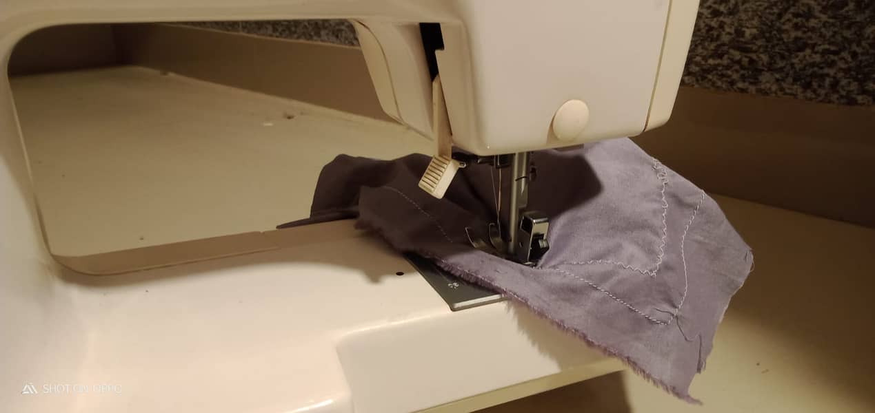 An adorable Japanese brand sewing machine in excellent condition 8