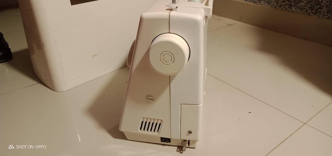 An adorable Japanese brand sewing machine in excellent condition 14