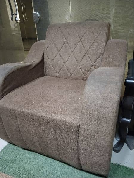this sofas sit is 5 seater hard power frame structure. . . 1