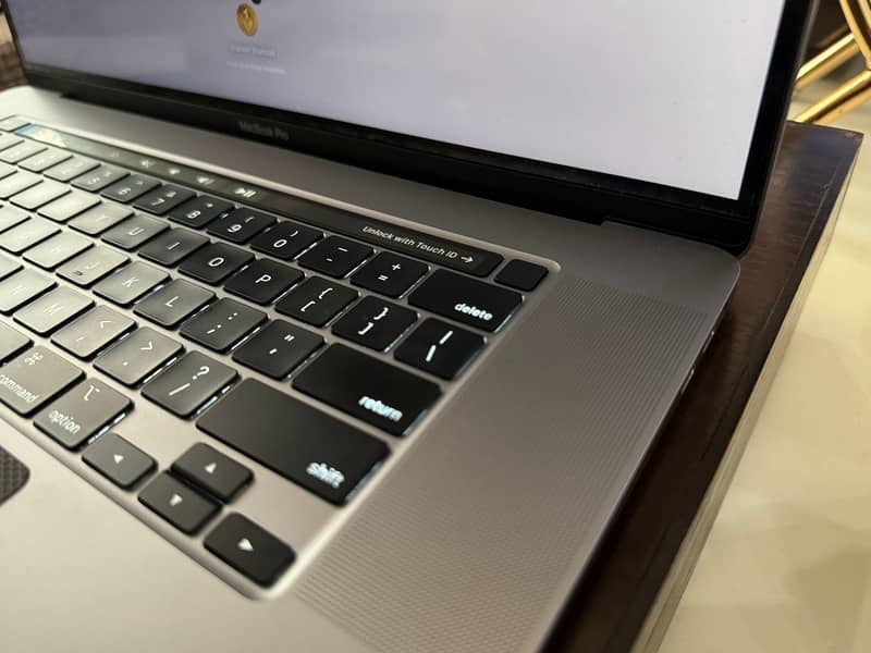 MacBook Pro 2019 - i9, 16GB, 1TB 1