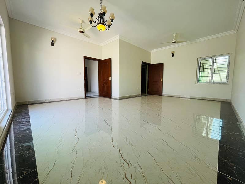 At Very Luxury Place 350 Sq Yards House For Sale 40