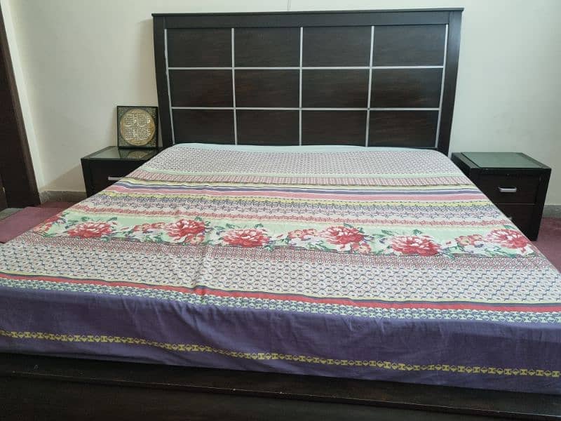 Bed set, King size and side tables 3