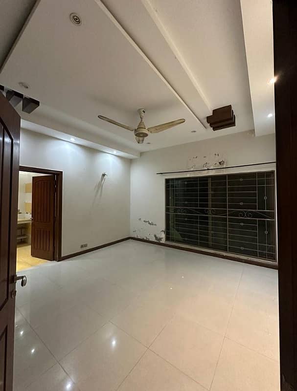 1 kanal Upper Portion Available For Rent In DHA Phase 4 Lahore Near Park 5