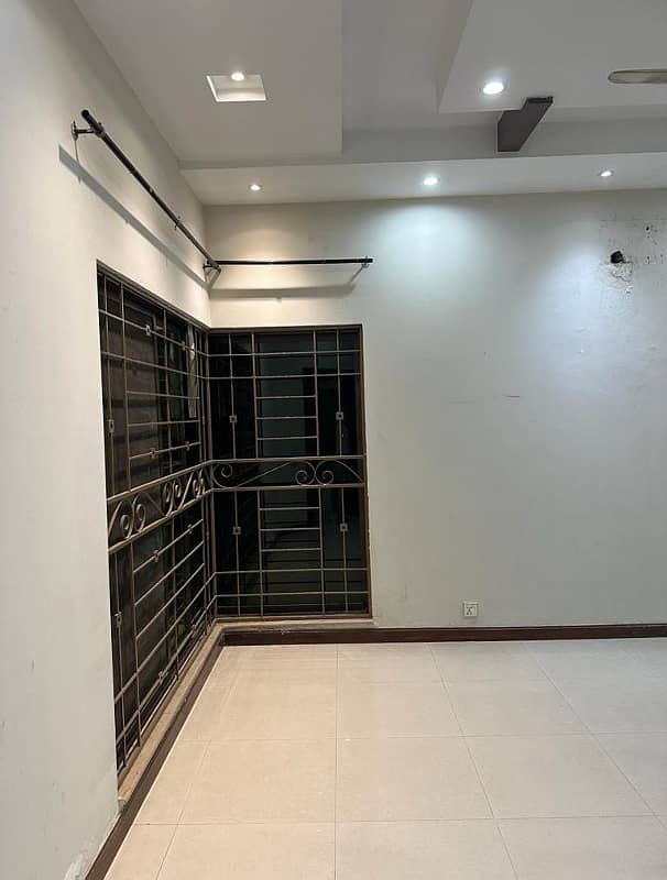 1 kanal Upper Portion Available For Rent In DHA Phase 4 Lahore Near Park 8