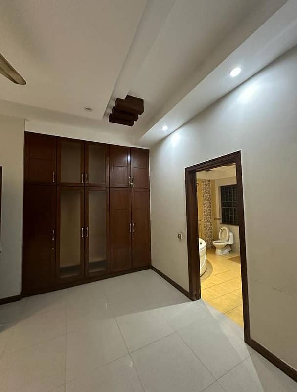 1 kanal Upper Portion Available For Rent In DHA Phase 4 Lahore Near Park 10