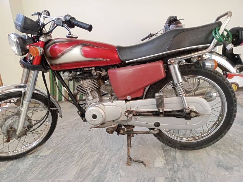 HONDA 125 2018 WITH GOLDEN NUMBER 3