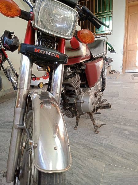HONDA 125 2018 WITH GOLDEN NUMBER 5