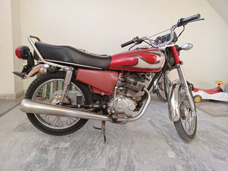 HONDA 125 2018 WITH GOLDEN NUMBER 7