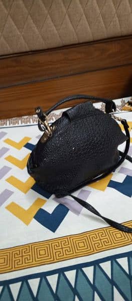 Hand bags available in very good condition 5