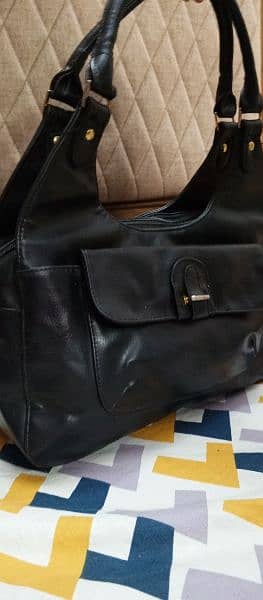 Hand bags available in very good condition 16