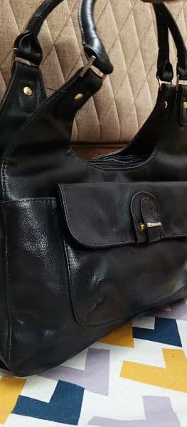 Hand bags available in very good condition 17