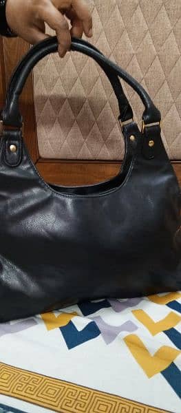 Hand bags available in very good condition 18