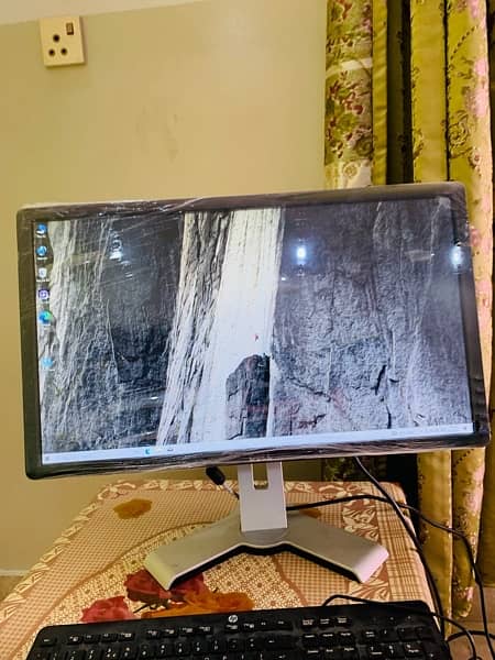 dell 24 inch monitor in fresh condition 1