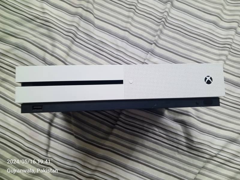 Xbox one s with Kinect and Kinect adapter 1