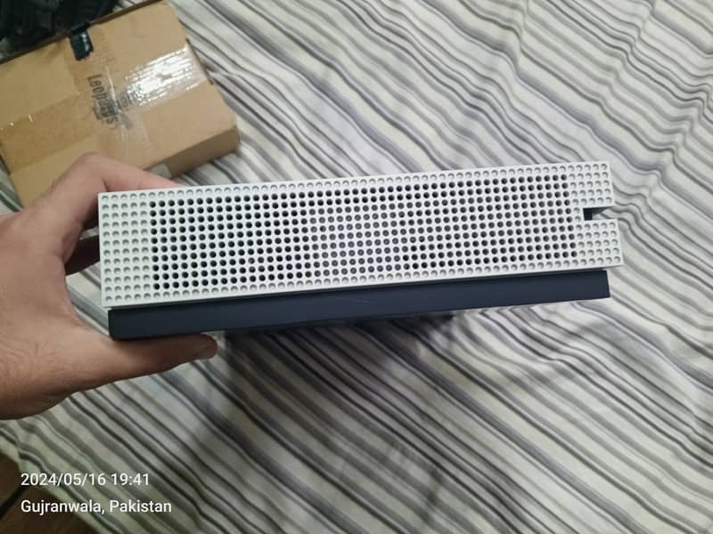 Xbox one s with Kinect and Kinect adapter 4