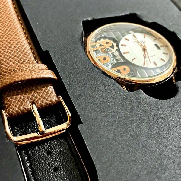 TOMI Watch Gift Packed with 2 in 1 Genuine Leather Strap 1