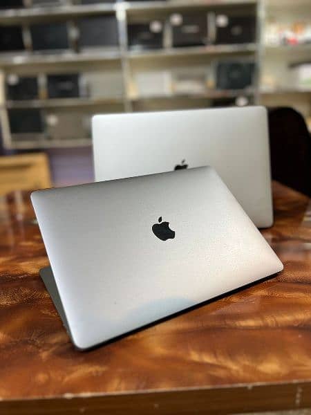MacBook Pro 2017 Touchbar Core i7 [16GB Ram 1000GB SSD) 4