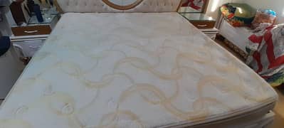 mattress ( thickness  of mattress 10 inch) in mint condition . 0