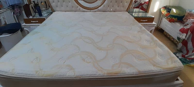 mattress ( thickness  of mattress 10 inch) in mint condition . 1
