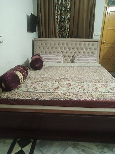 king bed with dressings and side tables 3