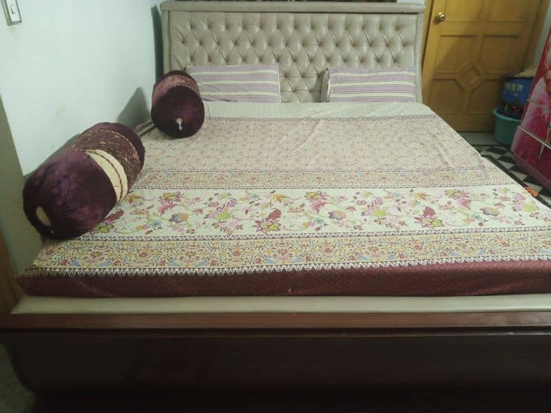 king bed with dressings and side tables 4