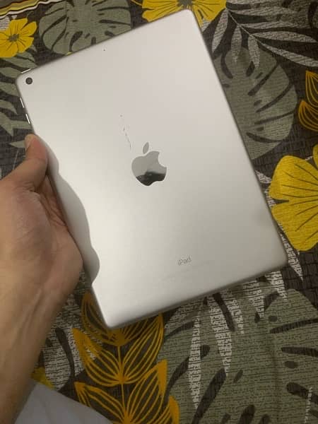 Apple Ipad 5th gen 32gb good condition available for sale 2