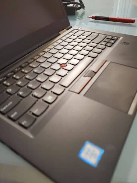 Lenovo ThinkPad X1 Carbon Gen 4 
CPU: Intel Core i7 - 6th Generation 1